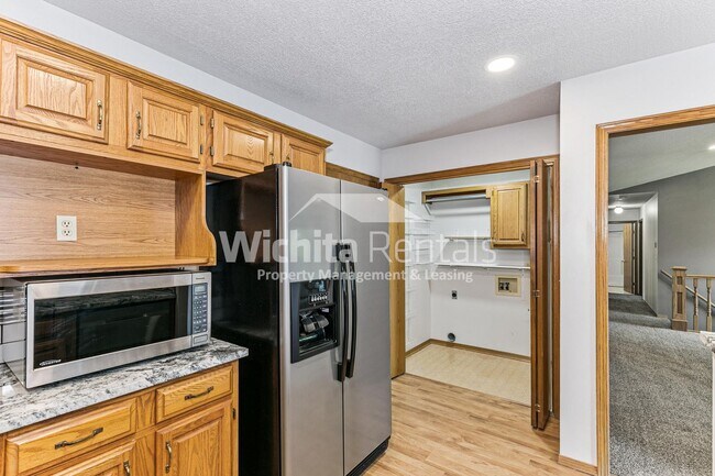 Foto del edificio - Large 4 bedroom 3 bath home in West Wichita