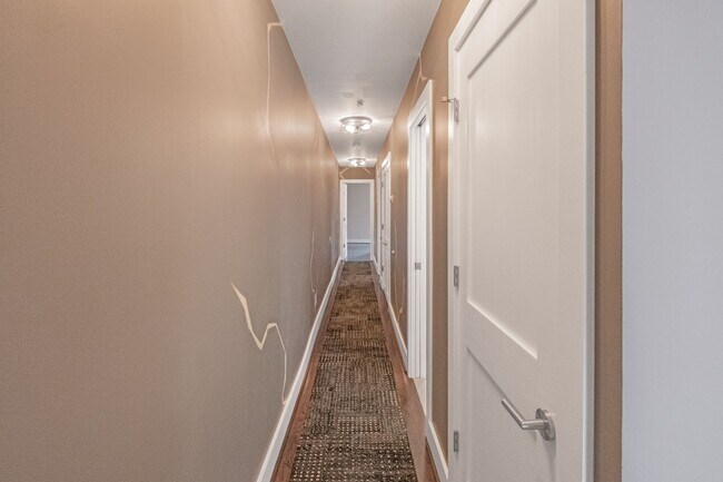 Building Photo - Beautiful 2 BR/2 BA Condo in Columbia Heig...