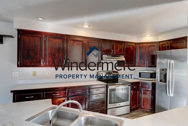 Building Photo - Spacious 3 Bedroom Home on a Cul-de-Sac