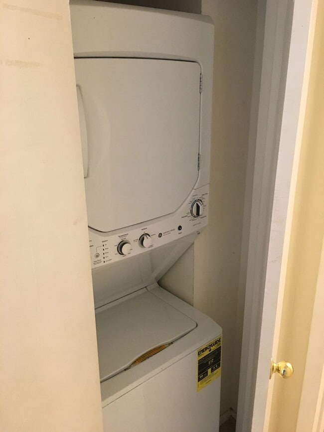 Building Photo - Convenient to everything! 2 bedroom condo