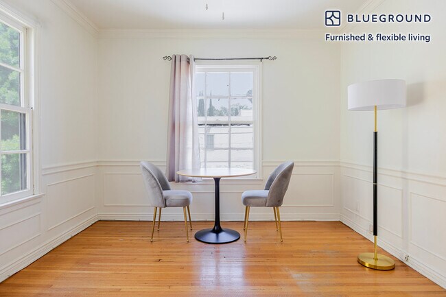 Foto del edificio - 136 S Roxbury Dr