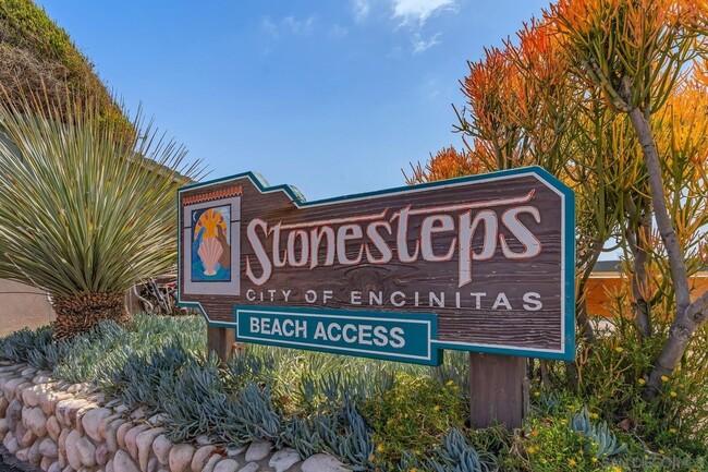 Foto del edificio - THE BEACH IS YOUR BACKYARD! Light & Bright...