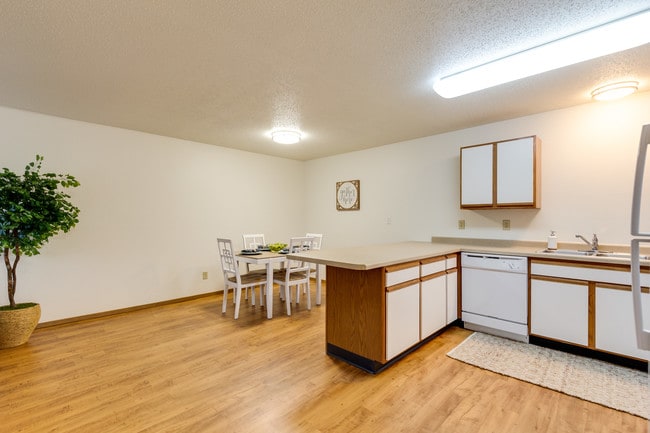 Dakota E & W - Dakota E & W Apartments