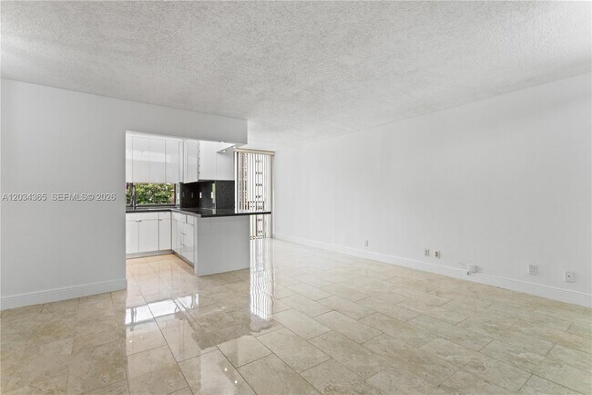 Foto del edificio - 17021 N Bay Rd