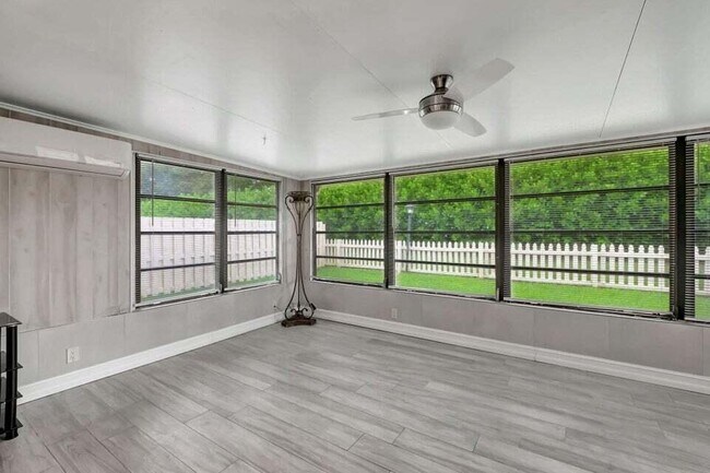 Building Photo - 5846 Mirror Lakes Blvd