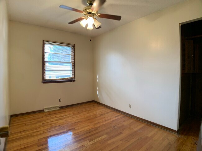 Building Photo - 2912 E 36th Ct