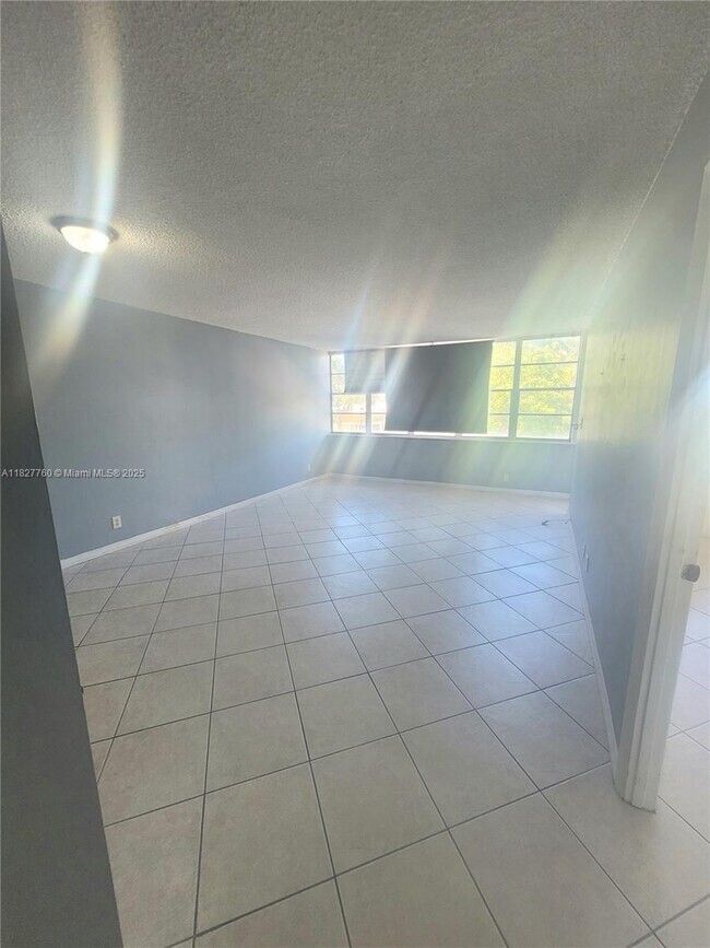 Foto del edificio - 2025 NE 164th St