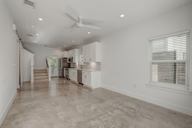 Building Photo - 1203 Luna St