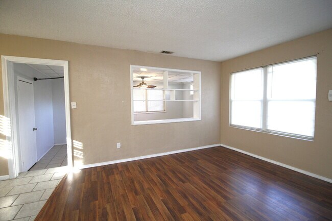 Foto del edificio - 3BR/2BA Home with Bonus Room & Fenced Yard...