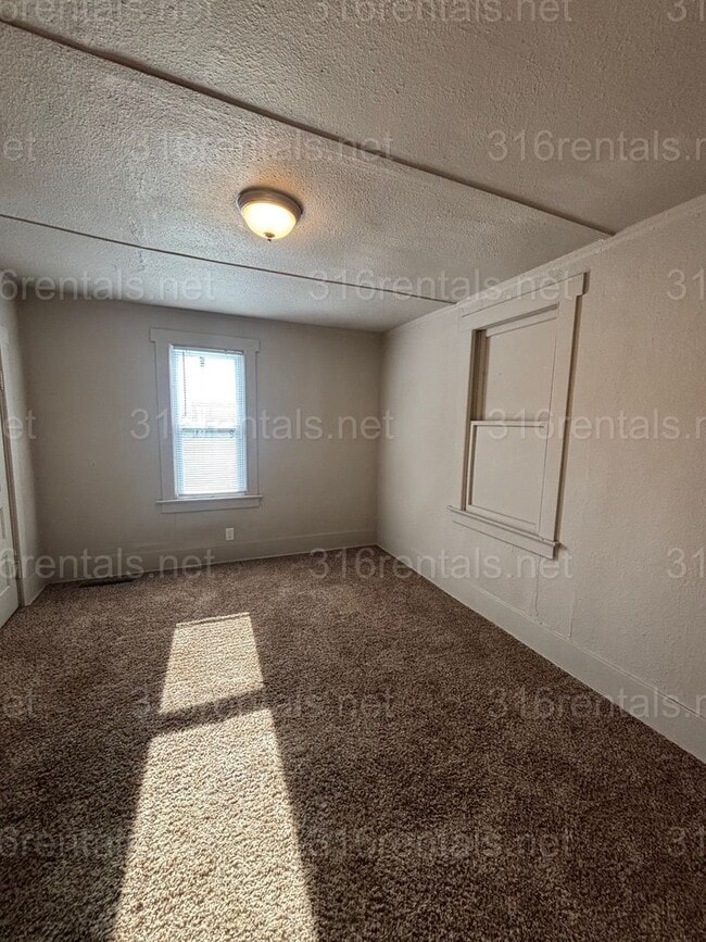 Building Photo - 2 bedroom 1 bath house available NOW!