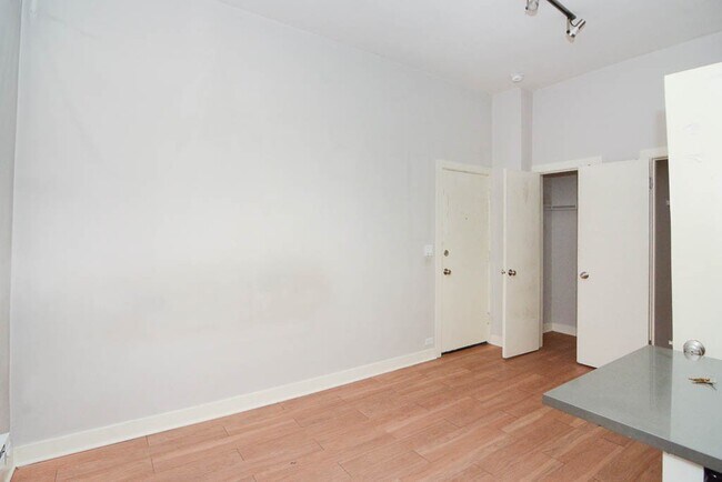 Foto del edificio - 511 W Belmont Ave