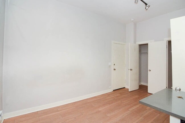 Building Photo - 511 W Belmont Ave