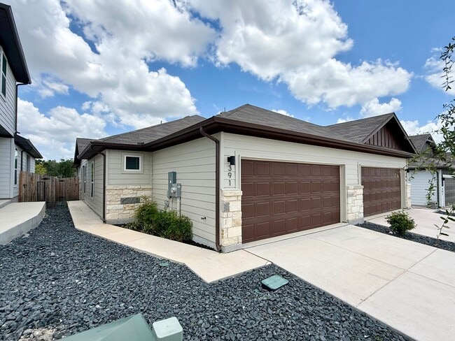 Building Photo - Want luxury living in the Far West ...Look no further...Amanda Park is it!