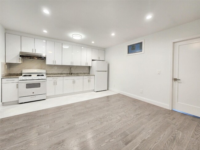 Building Photo - 76-12 Woodside Ave