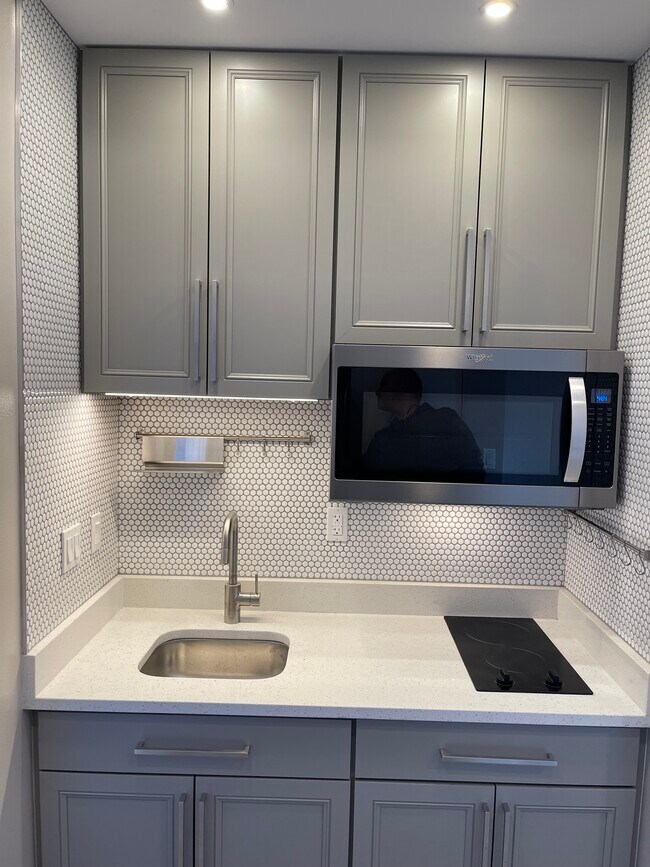 UNIT A - Studio - 713 46th St