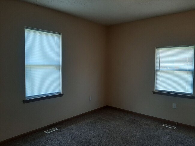 Building Photo - 3 Bedrooms 2 Bathrooms Plus Bonus Room! $995!
