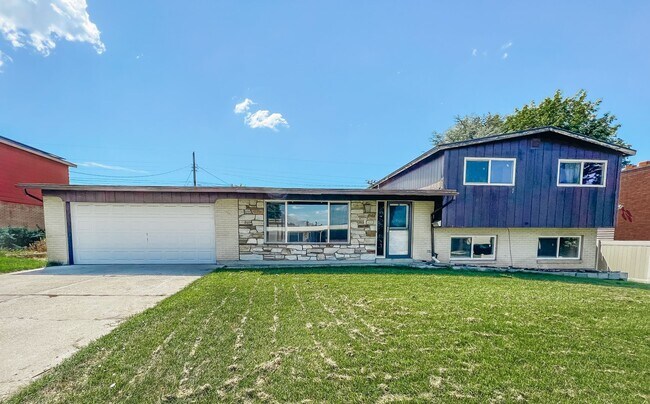 Building Photo - 5 bed, 2.5 bath home by the Mountains