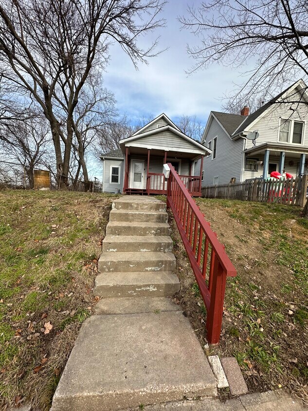 Front - 1050 Barnett Ave