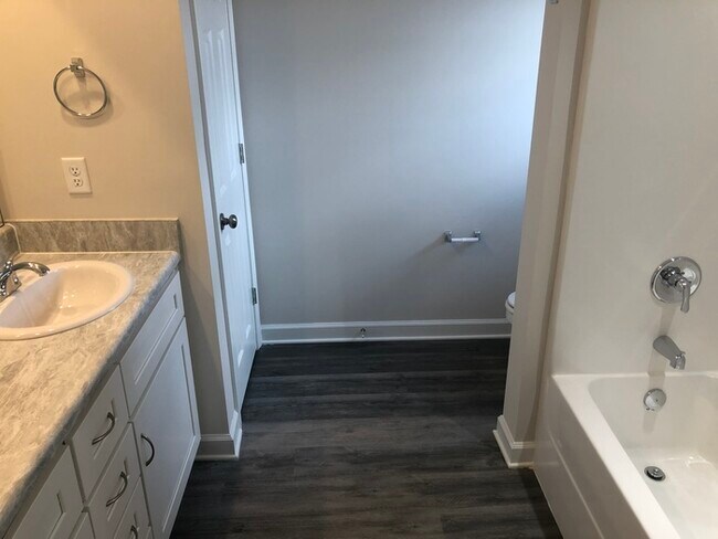 Foto del edificio - FIRST MONTHS RENT FREE!