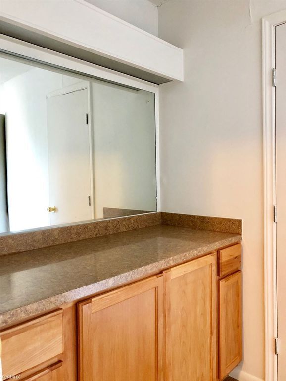 El tocador en el dormitorio de arriba. - 1338 Churing Dr