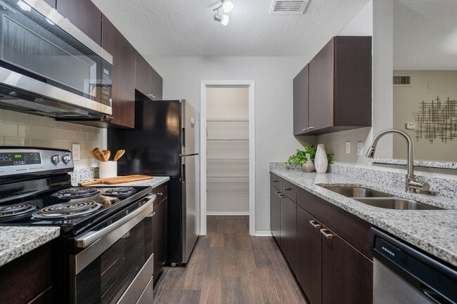 Building Photo - Clairmont Reserve Apartment Homes