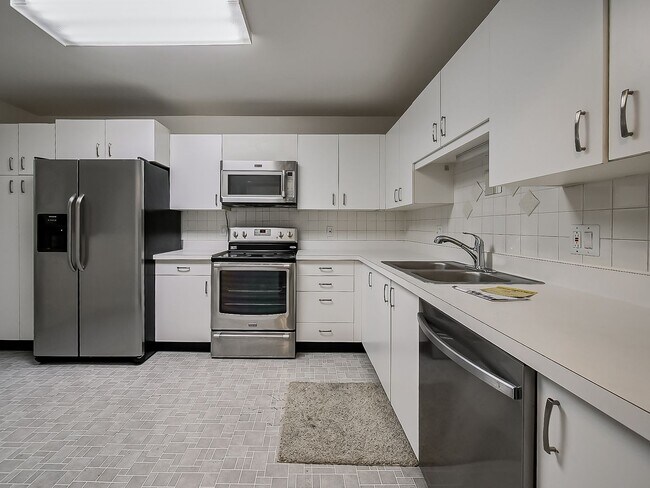 Building Photo - AVAILABLE NOW! Inviting 2-Bedroom, 2-Bath Home in a Convenient Farmington Hills Community