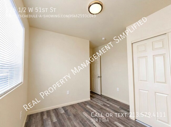 Foto del edificio - 326 1/2 W 51st St-