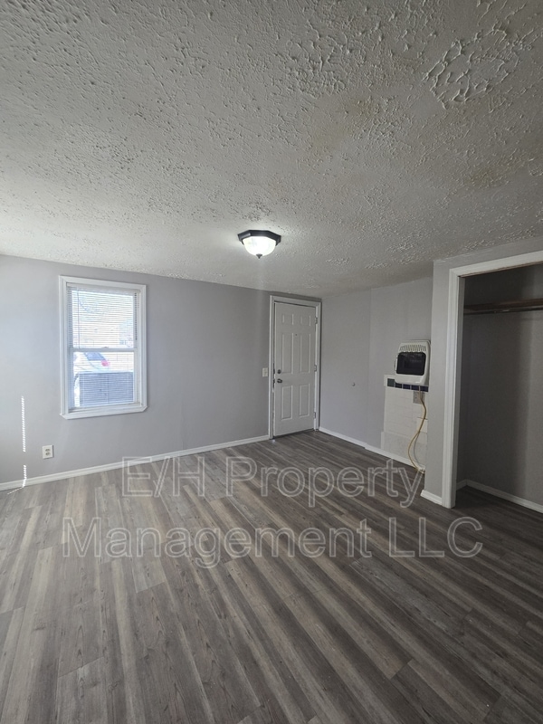 Building Photo - 938 N Broadway Ave