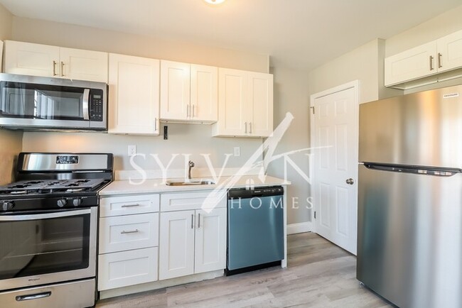Building Photo - This charming home is ready for your perso...