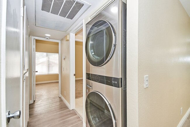 Foto del edificio - 22729 Lakeway Dr