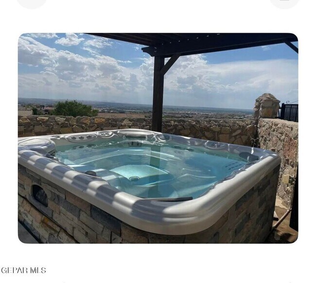 Foto del edificio - Beautiful Westside home FURNISHED with 4 bed-3 baths plus an office with beautiful backyard with ...