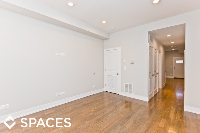 Foto del edificio - 2326 N Southport Ave