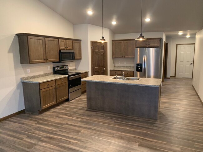 Cocina grande con despensa e isla. - 504 Jefferson St