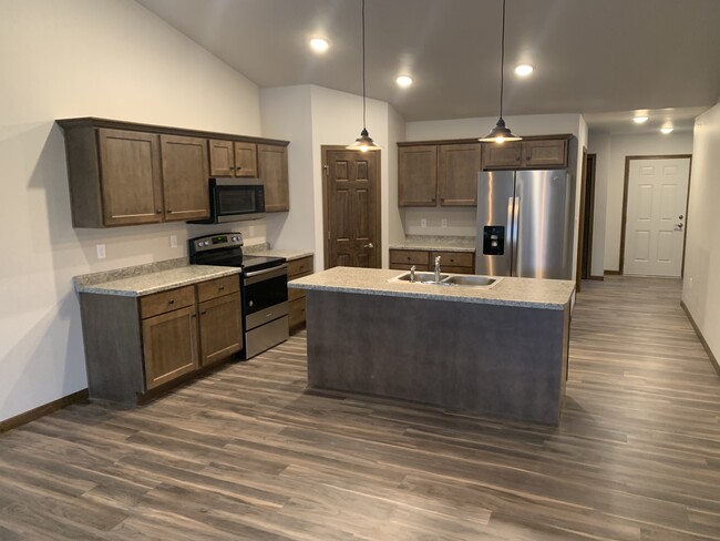 Large kitchen with walk-in pantry and island - 504 Jefferson St