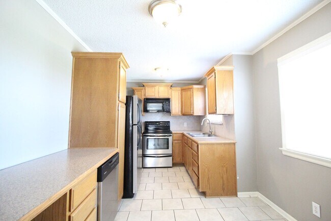Building Photo - 2 Bedroom 1 Bath Home in Roeland Park