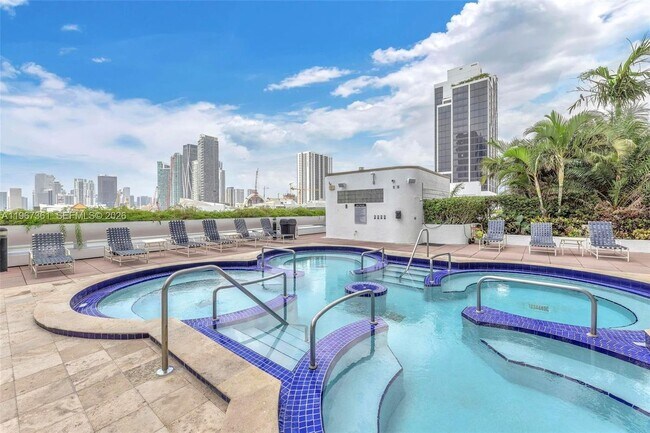 Foto del edificio - 1717 N Bayshore Dr