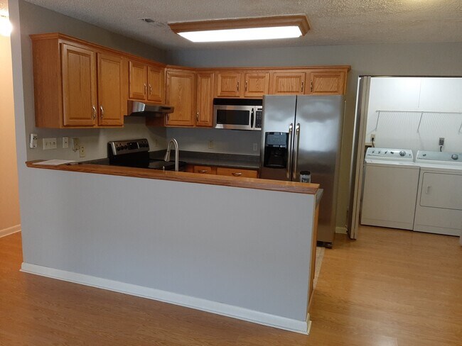 Building Photo - 582 Moull St