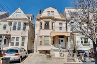 Building Photo - 36 46th St