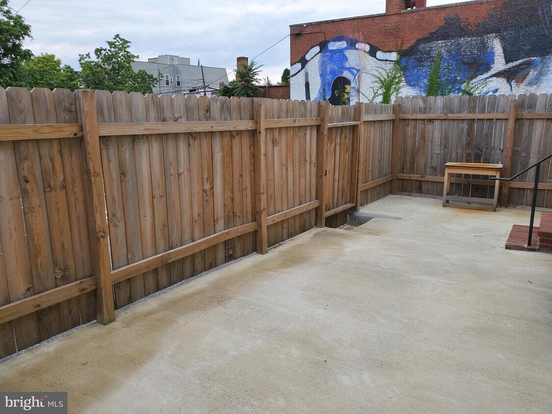 Foto principal - 2702 Georgia Ave NW
