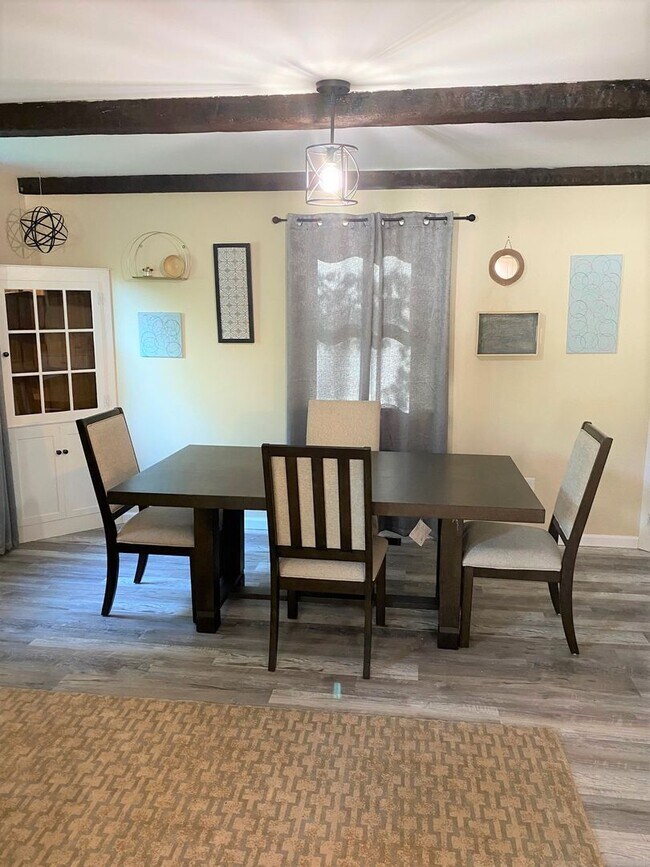Building Photo - 3 bedroom student house located on a quiet...