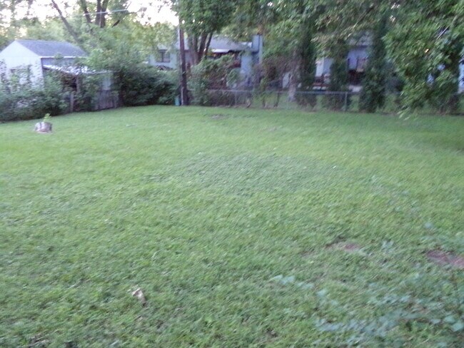 Building Photo - Very Large 4 BR Home Near Holmes Lake