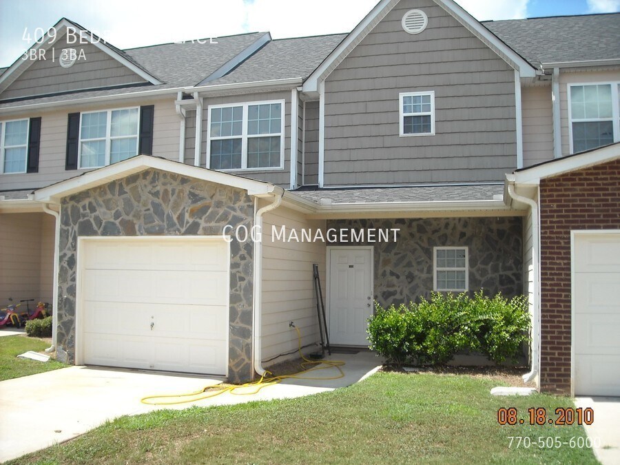 Building Photo - Charming townhome community!