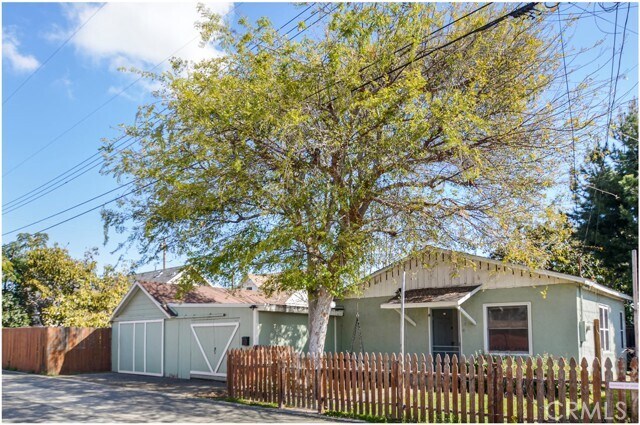 Foto principal - 1004 E Almond Ave