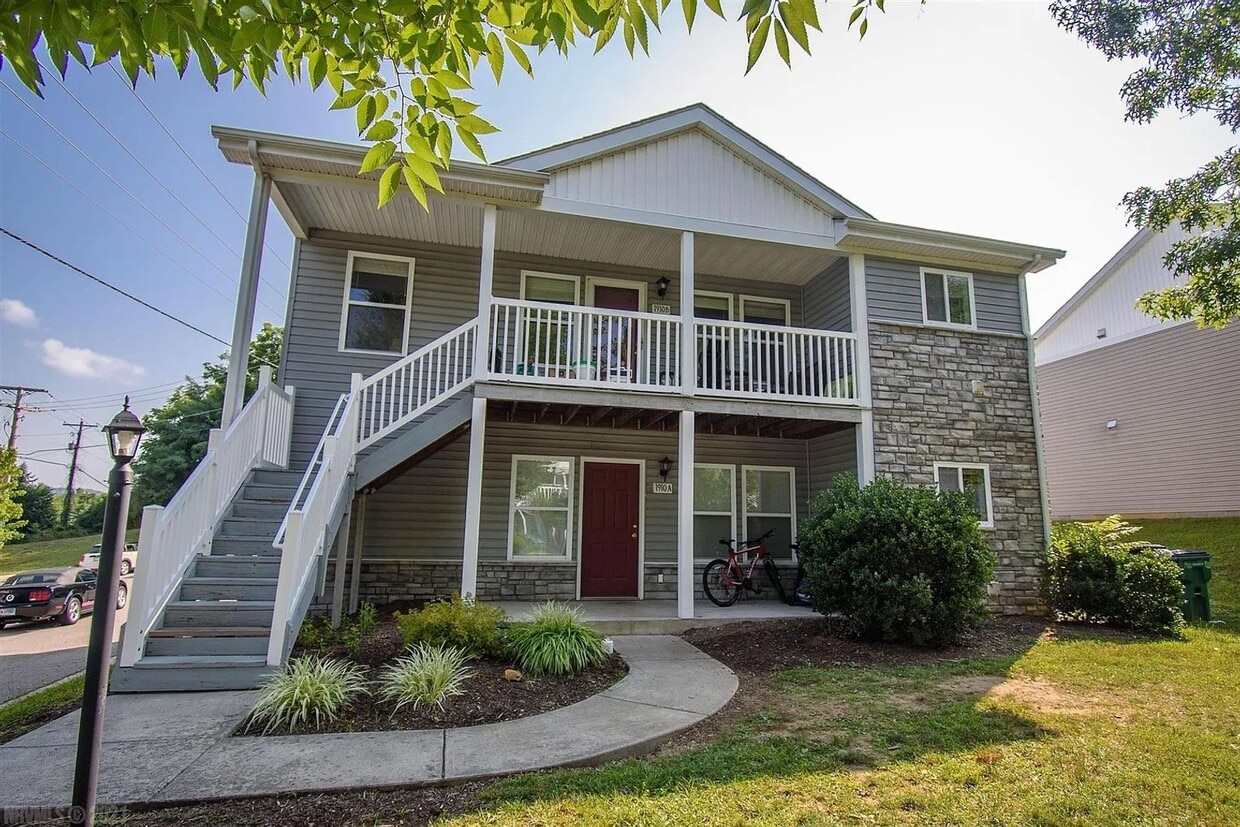 Primary Photo - Charming 3-Bedroom Townhome with Private E...