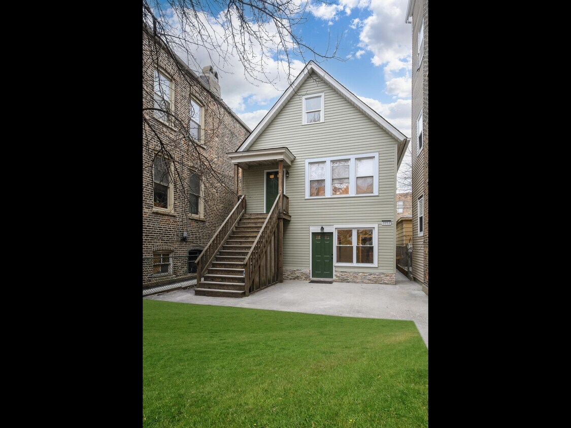 2052 W Coulter St Unit First Floor, Chicago, IL 60608 Apartments