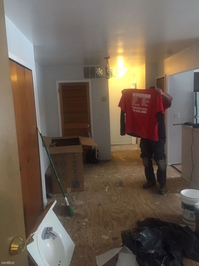 Building Photo - 1260 W Nine Mile Rd