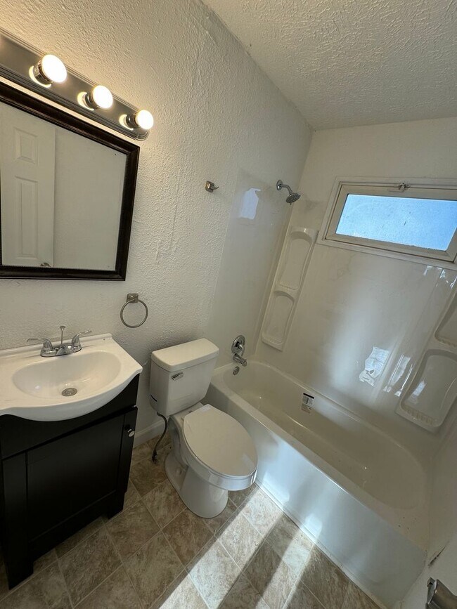 Foto del edificio - 3 bedroom 1 bath duplex available now!