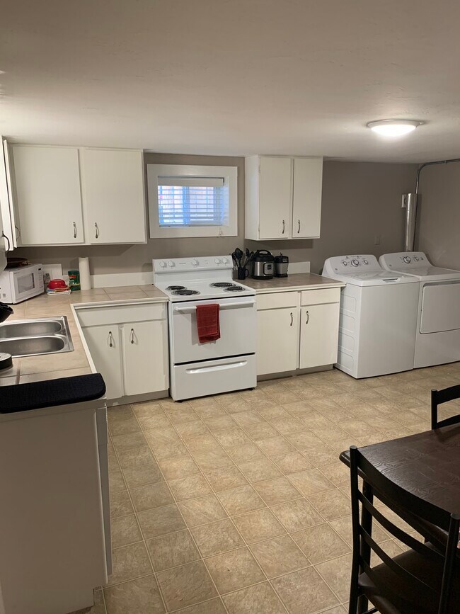 Building Photo - 1405 Springwater Ave