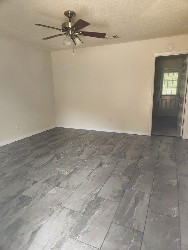 Building Photo - 8190 Stonebrook Dr
