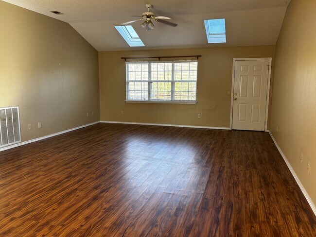 Foto del edificio - 18 Fairbrook Ln